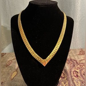 Beautiful gold toned necklace signed Napier Pat. Pending